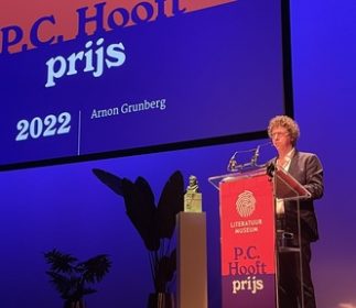 Grunberg neemt P.C. Hooftprijs in ontvangst